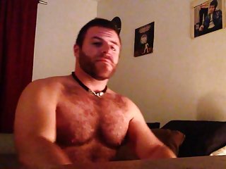 女儿和母亲争辩说谁有更好的乳房