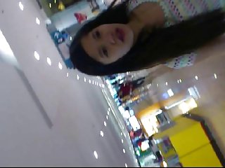 在丈夫和卖主之间，他们把猫交给那位女士