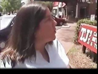 金发女郎有一个大屁股，知道如何移动美丽