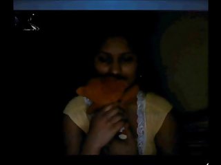 房子的仆人强烈地被管家殴打