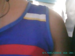 年轻的阿斯图里亚斯卢西亚费尔南德斯的两个好公鸡