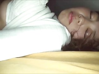 Brett Rossi在家里的沙发上自慰非常角质