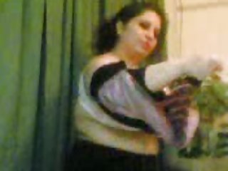 丰满的Lucie Wilde和一个朋友性交屁股