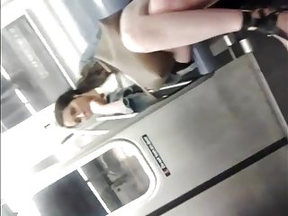 在你的桌子上打开腿，这就是秘书出现的方式