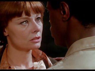 由两只公鸡，她的丈夫和她丈夫的朋友操