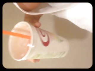 邻居穿着比基尼很好地藏在猫的裂缝中......